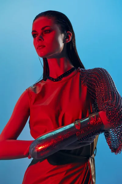 Jonge Vrouw Glamor Poseren Rood Licht Metalen Pantser Hand Geïsoleerde — Stockfoto