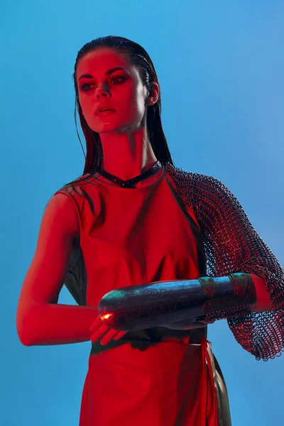 Aantrekkelijke Vrouw Glamor Poseren Rood Licht Metalen Pantser Hand Blauwe — Stockfoto