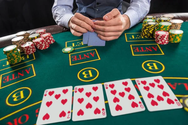 Closeup Hráč Pokeru Hrací Karty Čipy — Stock fotografie
