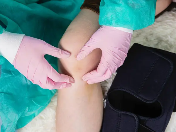 Traumatologist Wearing Medical Gloves Palpates Injured Knee Routine Examination Patient — Stock Photo, Image