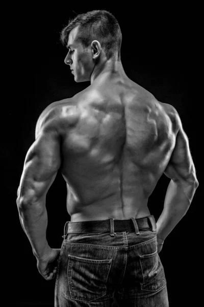 Muskulöse Bodybuilder Kerl Tun Posieren Über Schwarzem Hintergrund — Stockfoto