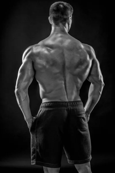 Μυϊκή Bodybuilder Τύπος Κάνει Που Παρουσιάζουν Πάνω Από Μαύρο Φόντο — Φωτογραφία Αρχείου
