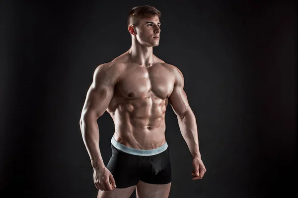 Musclé Bodybuilder Gars Faisant Posant Sur Fond Noir — Photo