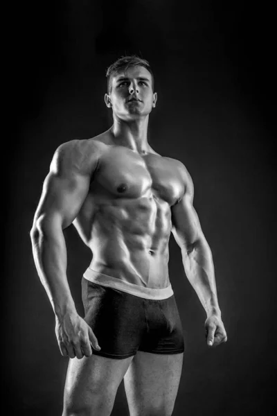 Muskulöse Bodybuilder Kerl Tun Posieren Über Schwarzem Hintergrund — Stockfoto