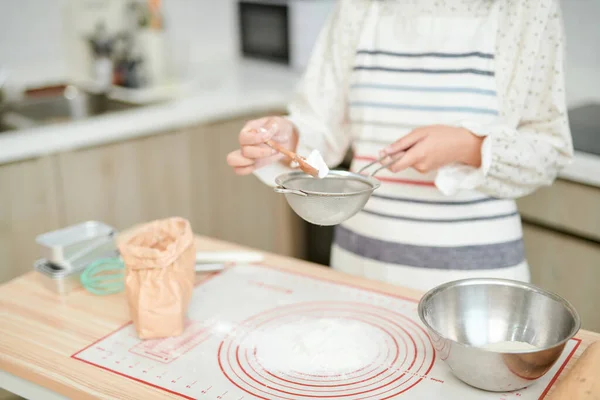 ママは朝食の準備をする 女性は小麦粉を皿に注ぐ 調理プロセス ホームキッチン — ストック写真