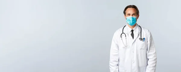 Covid 预防病毒 保健工作者和疫苗接种概念 中年专业治疗师 身穿白衣 戴着医疗面罩 在诊所听病人 工作医生讲话 — 图库照片