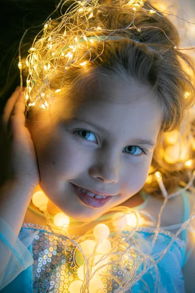 Μικρό Κορίτσι Χριστουγεννιάτικα Φωτάκια — Φωτογραφία Αρχείου
