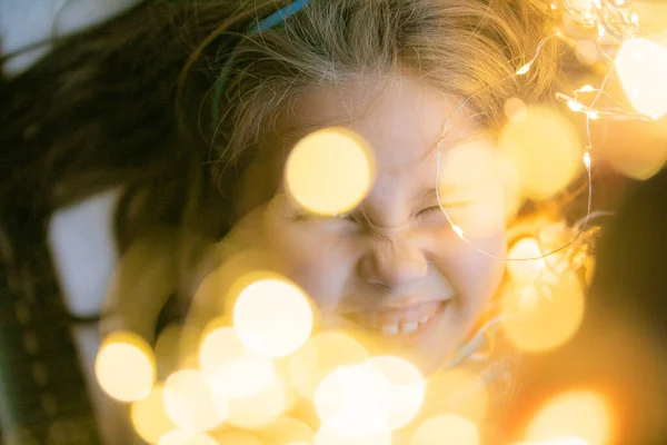 Noel Işıkları Ile Küçük Kız — Stok fotoğraf