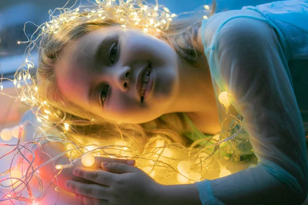 Маленькая Девочка Рождественскими Огнями — стоковое фото