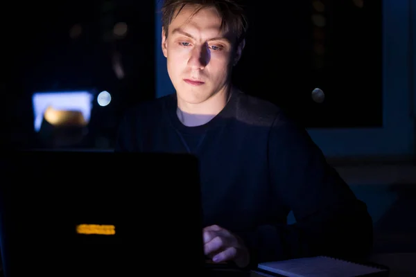 Hombre Está Trabajando Portátil Por Noche — Foto de Stock