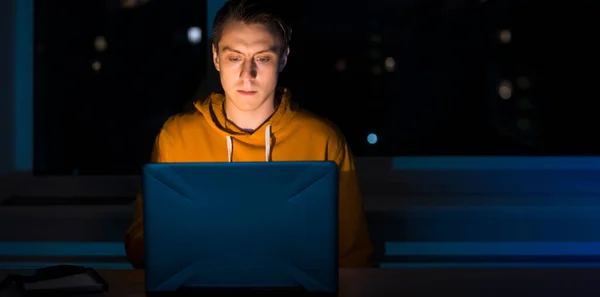 Άνθρωπος Εργάζεται Ένα Φορητό Υπολογιστή Νύχτα — Φωτογραφία Αρχείου