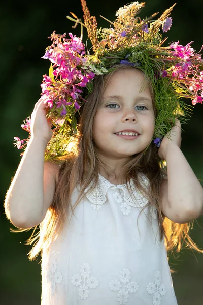 Beautiful Little Girl Wreath — Stock Photo, Image