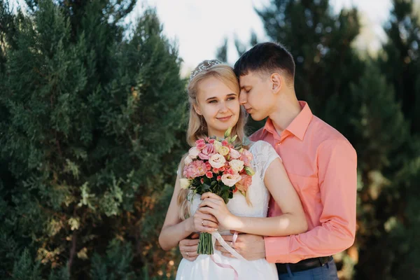 Sposo Sposo Matrimonio Giorno Passeggiata All Aperto Sulla Natura Primaverile — Foto Stock
