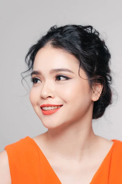 Gyönyörű Ázsiai Lány Piros Ajkak Fényes Smink Arcon — Stock Fotó