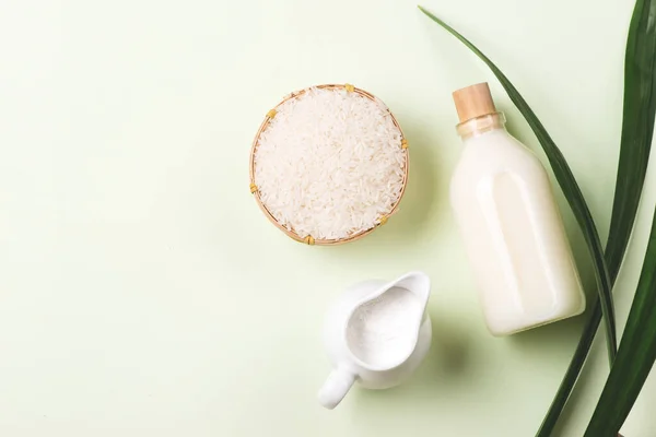 Pirinci Cam Şişedeki Süt Gibi Temizleyen Biraz Sert Pirinç — Stok fotoğraf