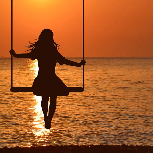Silhouette Eines Mädchens Auf Schaukel Sonnenuntergang Meer — Stockfoto