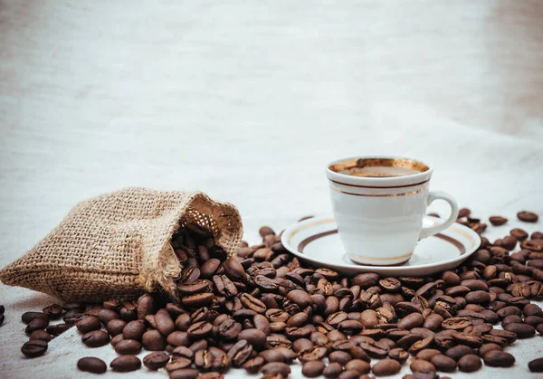 咖啡休息时间概念 饮品和烤红豆 — 图库照片