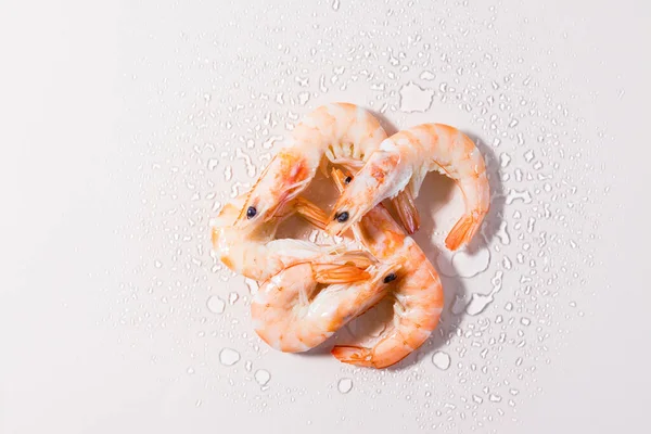 Syrové Rozmražené Krevety Kapkami Vody Růžovém Pozadí Středomořské Jídlo Tvrdé — Stock fotografie