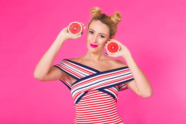 Lachende Meisje Met Grapefruit Gesneden Halve Vrucht Hand Roze Achtergrond — Stockfoto