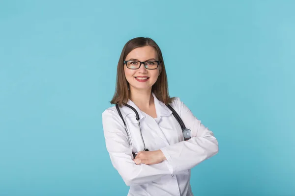 Retrato Mujer Médico Sobre Fondo Azul —  Fotos de Stock