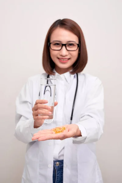 Dokter Vrouw Houdt Water Geneeskunde Witte Achtergrond — Stockfoto