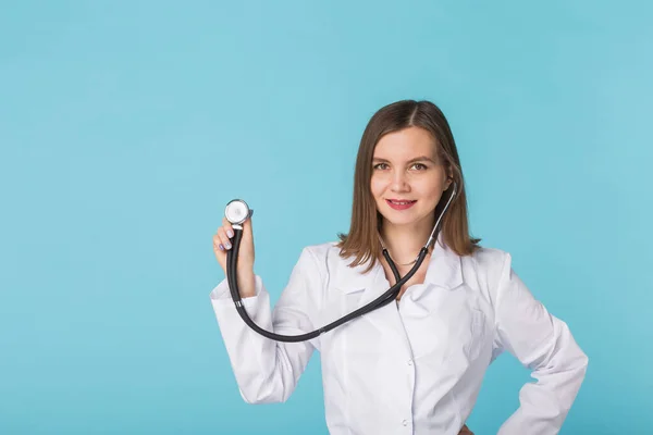 Arzt Mit Stethoskop Über Blauem Hintergrund — Stockfoto