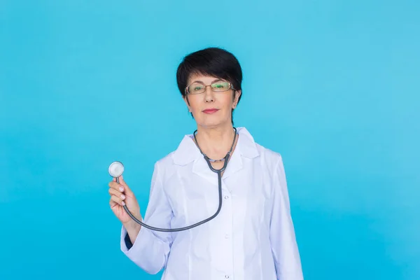 Eine Ärztin Mit Stethoskop Hört Isoliert Auf Blauem Hintergrund — Stockfoto