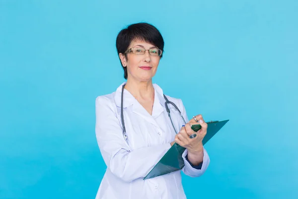 Medicinsk Läkare Läkare Kvinna Över Blå Bakgrund — Stockfoto