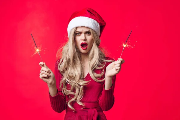サンタ ハットの楽しい女性クリスマスの装飾の輝き — ストック写真