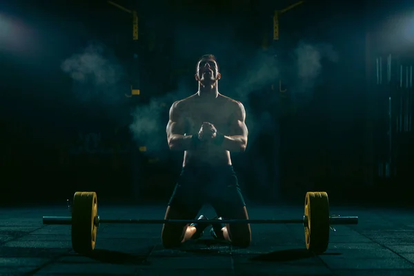 Bodybuilder Man Gespierde Jonge Fitnessman Hebben Een Training Met Lange — Stockfoto