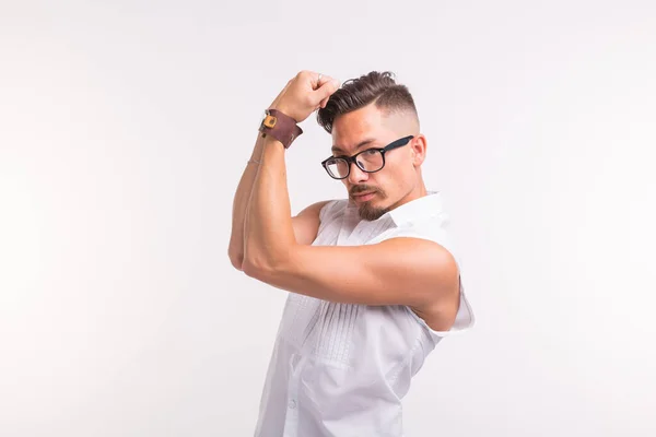 Joven Sexy Guapo Hombre Posando Camisa Blanca Sobre Fondo Blanco —  Fotos de Stock