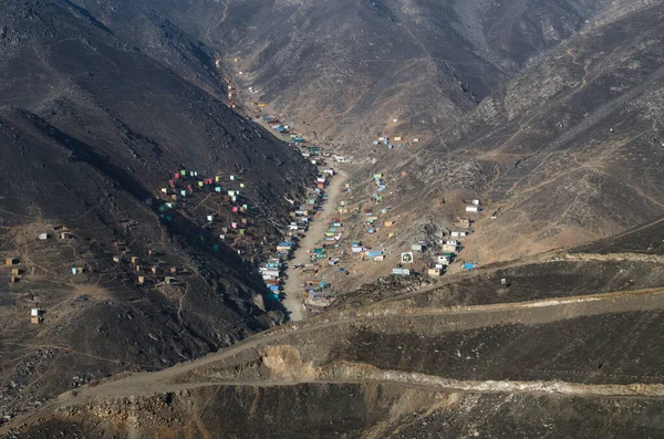 家やアパートはペルーのリマの貧しい地区に建てられています — ストック写真