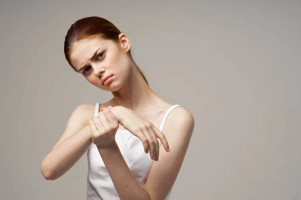 心怀不满的妇女风湿性关节炎手臂疼痛健康问题孤立的背景 — 图库照片