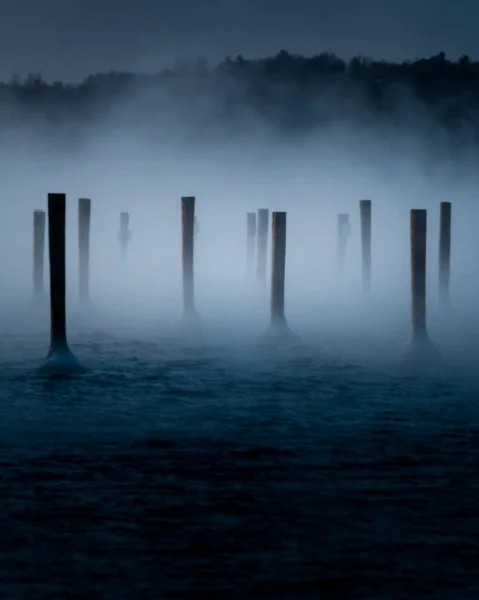 Туман Закатывается Холодным Утром Пирсе — стоковое фото