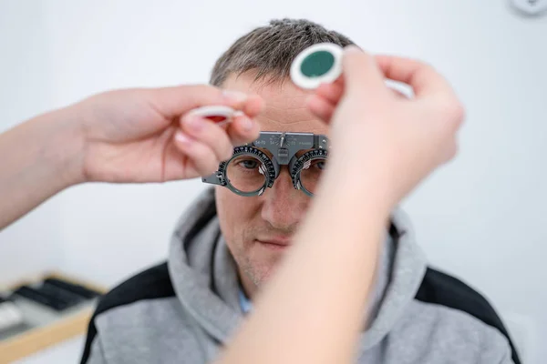 Vizyon Düzeltmesi Gözlük Seçimi Modern Oftalmolog Muayenehanesinde Doktor Görüşü Kontrol — Stok fotoğraf