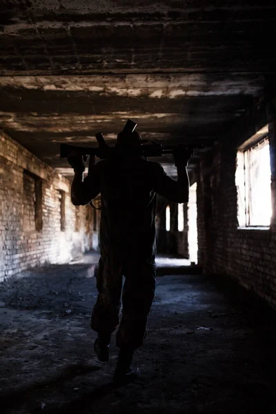 Silhuetten Soldat Med Vapen Krig — Stockfoto
