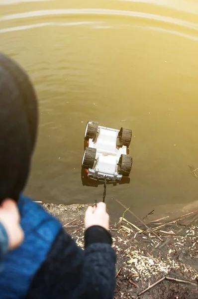Child Blue Yolk Washes Typewriter Pond Holds Rope Child Walks — ストック写真