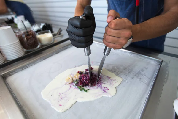 冷凍パンで炒めアイスクリームロール アイスクリームを転がし 手作りのアイスクリームデザート スチールチルドパンと揚げアイスクリームマシン — ストック写真
