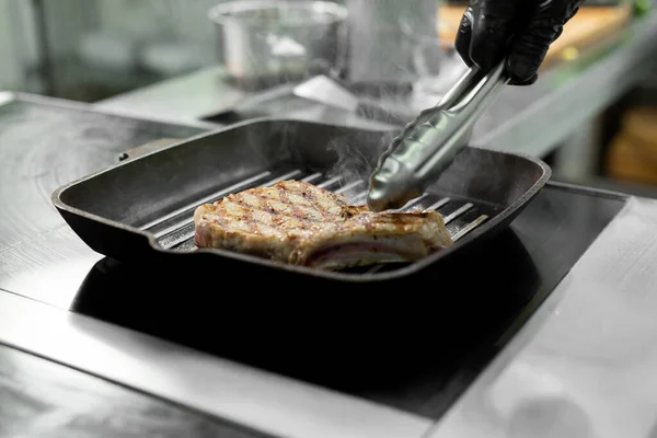 Close Chef Hand Holding Grill Pan Grilled Steaks Vegetables — Zdjęcie stockowe