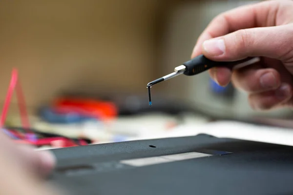 Close Van Een Mannelijke Ingenieur Die Een Laptop Repareert Werkplaats — Stockfoto