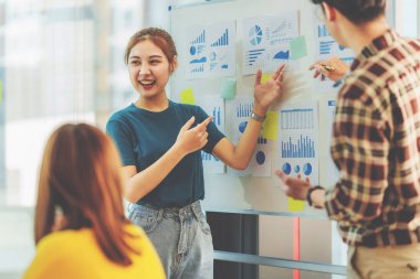 Profesyonel iş grubu özel toplantı odasında yeni bir fikir sunmak için tartışıyor ve danışıyor. finans kavramı.
