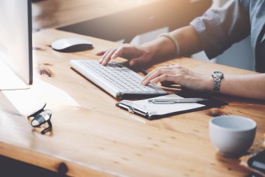 Analiz, arama, araştırma, hisse senedi ticareti bilgisayarları, kadın çalışanlar bilgisayar klavyelerini kullanarak çalıştıkları şirket için finansal açıklamalar ve yatırımlar üzerinde çalışıyorlar..