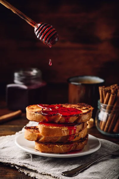 Stack Med Franska Rostat Bröd Med Bärsirap — Stockfoto