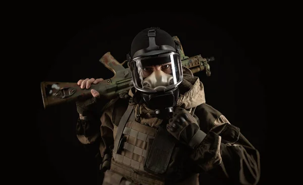 Homme Uniforme Militaire Masque Gaz Tiennent Une Arme Avec Une — Photo