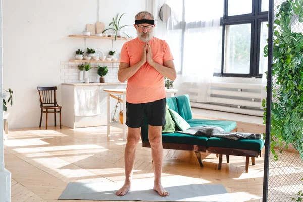 Yaşlı Adam Evde Halterlerle Meditasyon Yapıyor Yaşlı Insanlar Sağlık Konsepti — Stok fotoğraf