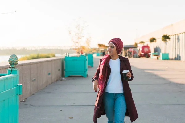 Young Arabic Muslim Woman Hijab Walking Street Seafront Drinking Coffee — Foto Stock