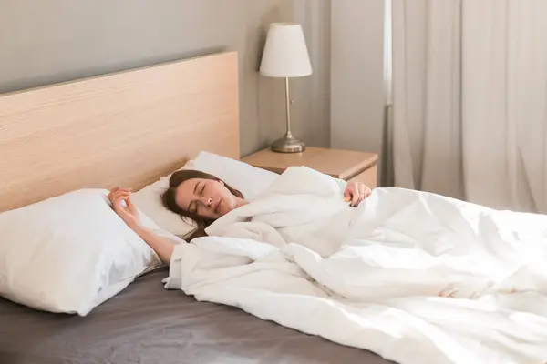 Chica Duerme Dormitorio Por Mañana Concepto Salud Bienestar —  Fotos de Stock