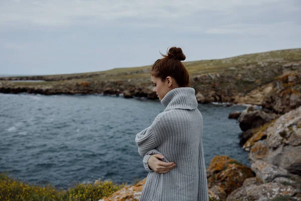 Porträt Einer Frau Strand Tourismus Bewölkt Wetter Steinküste Weiblich Entspannend — Stockfoto