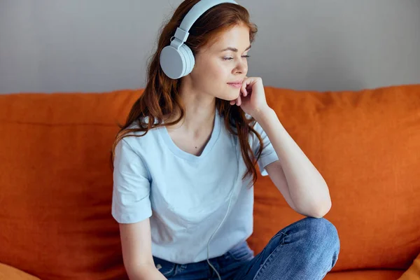 Piękna Kobieta Siedzi Kanapie Domu Słuchając Muzyki Słuchawki Technologii — Zdjęcie stockowe