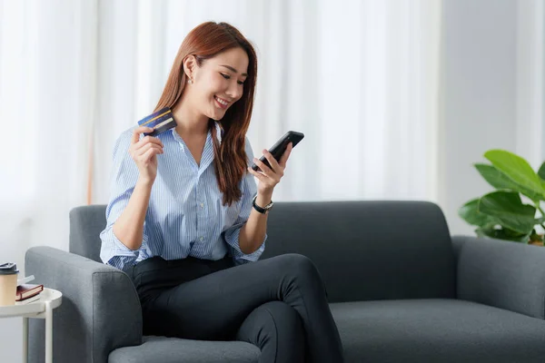 Vrouw Die Gebruik Maakt Van Winkeltoepassingen Mobiele Telefoon Betaling Creditcard — Stockfoto